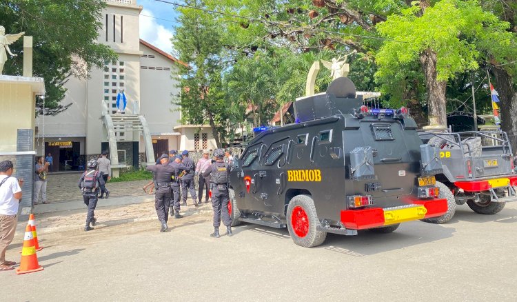 Jamin Keamanan Saat Misa Malam Natal 2024, Polres Belu Dampingi Tim Gegana Brimob Lakukan Sterilisasi di Gereja