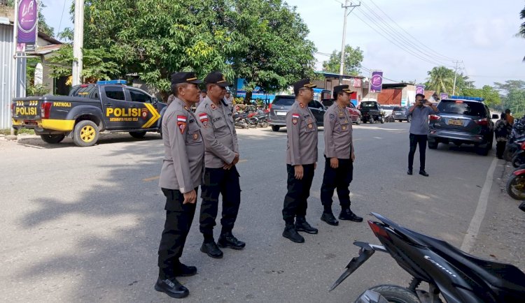 Operasi Lilin Turangga 2024, Kapolres Belu Dampingi Pamatwil Polda NTT Cek Pengamanan Gereja Saat Misa Natal