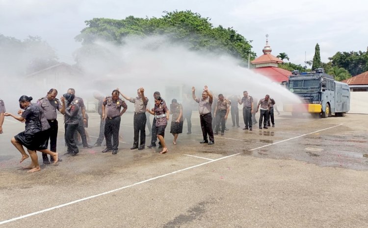 Keseruan di Penghujung Tahun 2024, Tradisi Mandi Kembang dan Semprotan Water Canon Warnai Kenaikan Pangkat Personel Polres Belu