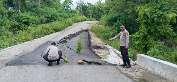 Jalan Raya Menuju Perbatasan Rusak Akibat Longsor, Anggota Pos Builalu Polres Belu Sigap Pasang Tanda Peringatan dan Imbau Pengendara Waspada