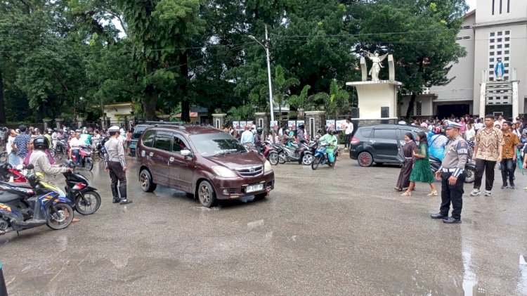 Rutin Setiap Minggu, Sat lantas Polres Belu Turun ke Gereja Besar ini Beri Keamanan dan Kenyamanan Umat saat Beribadah