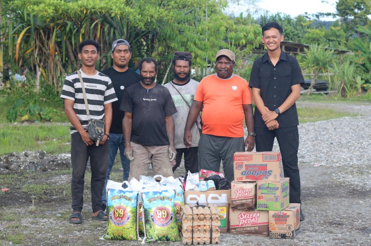 Bentuk Kepedulian, Personel Operasi Damai Cartenz 2025 Salurkan Bantuan Sembako di Yalimo