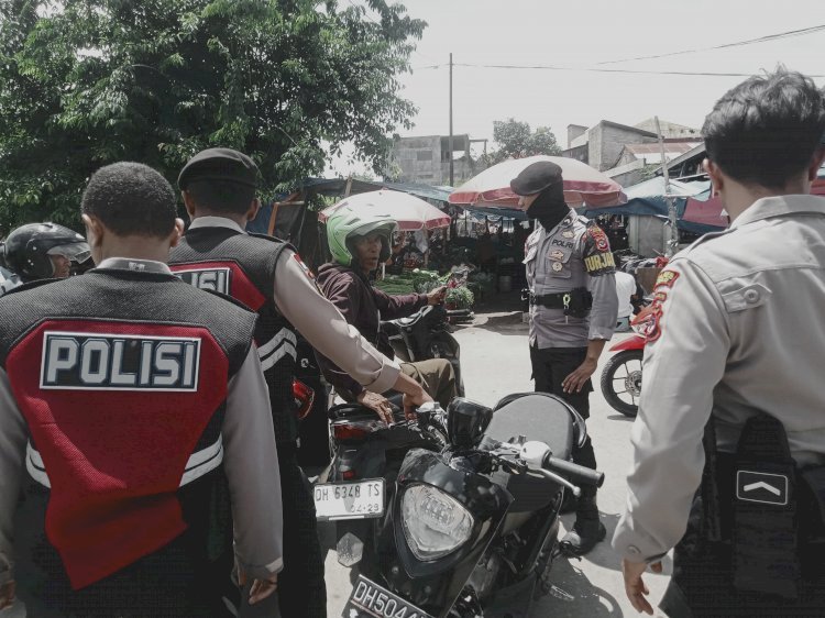 Rutin Gelar Patroli, Tim Perintis Polres Belu Urai Kemacetan Sembari Beri Pesan Kamtibmas ke Masyarakat