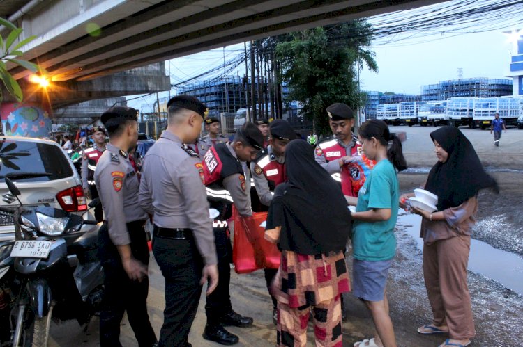 Korps Sabhara Polri Terjunkan Watergen dan Dapur Lapangan untuk Bantu Warga Terdampak Banjir di Rawajati