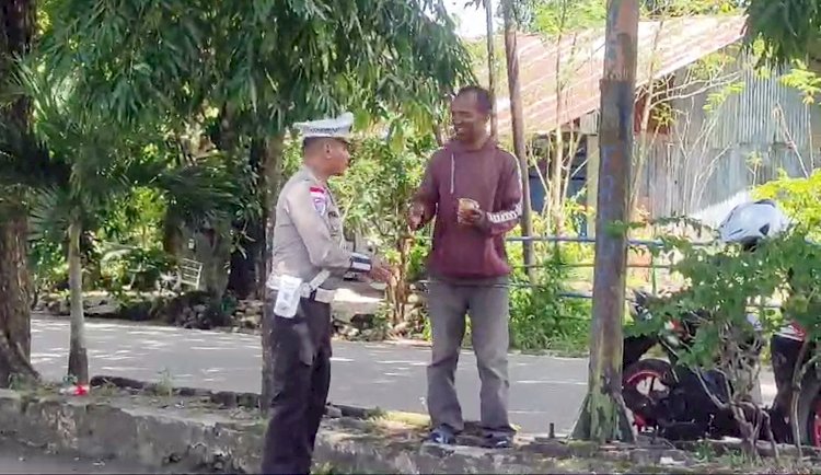 Hari ke 8 Ramadhan 1446 H, Polres Belu Kembali Turun ke Jalan Bagi-bagi Takjil Gratis ke Masyarakat