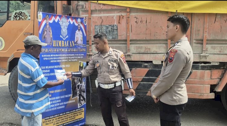 Tingkatkan Pengawasan di PLBN Motaain, Personel Polres Belu Cek dan Bagi Pamflet Imbauan untuk Kendaraan Angkut Barang Ekspor