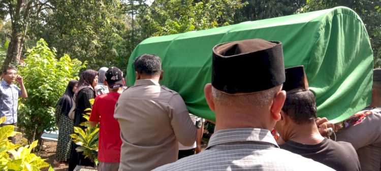 Anggota Polsek Buluspesantren Ikut Menggali Makam demi Bantu Sahabatnya