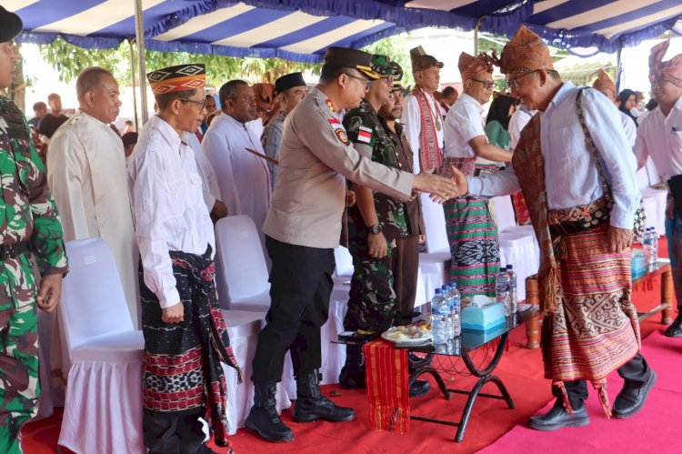 Hadir di Peringatan Hardiknas 2025, Kapolres Belu bersama Ketua Bhayangkari Saksikan Tarian Kolosal Persembahan dari 2000 Pelajar di Tapal Batas