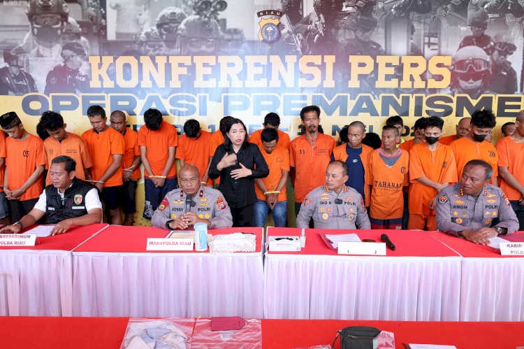 POLDA RIAU KONFERENSI PERS PENGUNGKAPAN KASUS PREMANISME/KEJAHATAN JALANAN HASIL OPERASI PEKAT LANCANG KUNING 2025