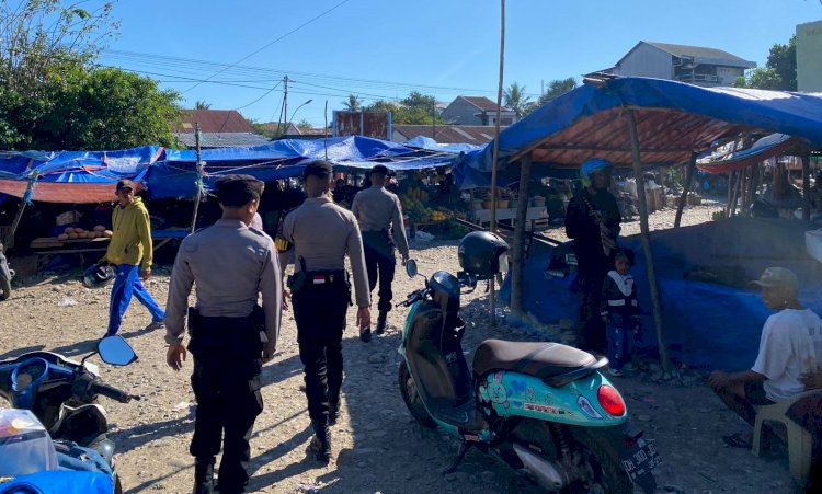 Sisir Pasar Baru dengan Berjalan Kaki, Tim Perintis Samapta Polres Belu Imbau Masyarakat dan Pedagang Hubungi 110 Bila Temukan Aksi Premanisme