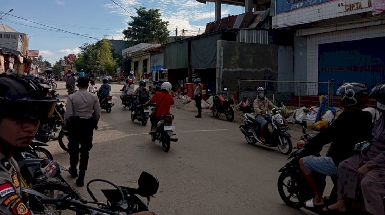 Urai Kemacetan di Pasar Baru, Tim Perintis Polres Belu Tidak Bosan Ajak Masyarakat Lapor Polisi Bila Temukan Premanisme