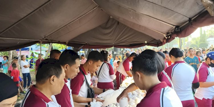 Polri untuk Masyarakat”: Polda NTT Bagikan Makanan & Cemilan Gratis di CFD Kupang