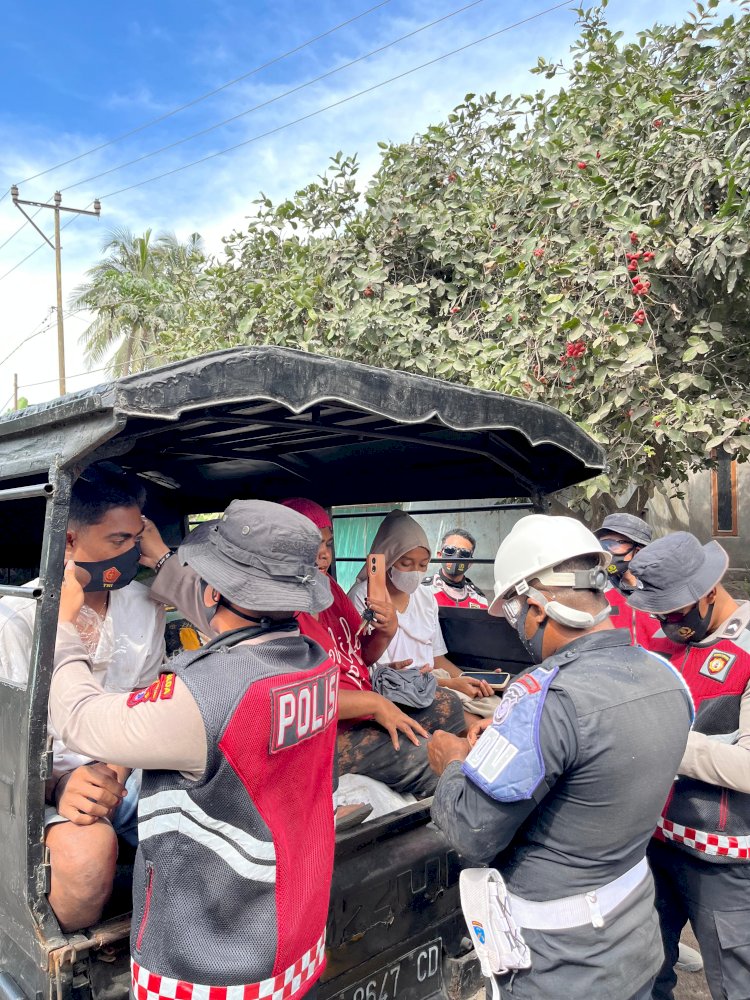 Polri untuk Masyarakat: Hadir Humanis di Tengah Bencana Erupsi Lewotobi Laki-Laki