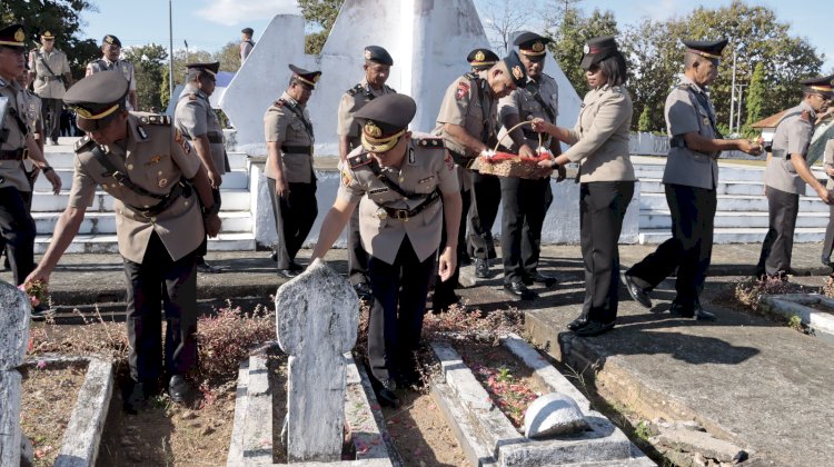 Jelang Hari Bhayangkara ke 79, Wakapolres Belu Pimpin Ziarah Rombongan dan Tabur Bunga di Taman Makam Pahlawan Seroja