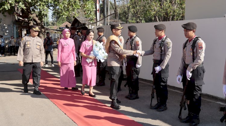 Jajar Kehormatan Hingga Tradisi Pedang Pora Sambut Kedatangan Pejabat Baru Kapolres Belu, AKBP I Gede Eka Putra Astawa dan Istri Ny. Asti Astawa