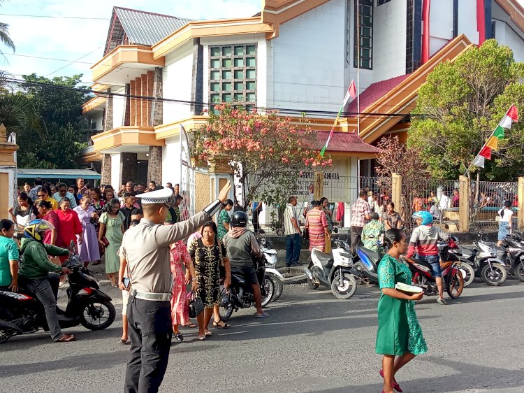 Terus Jamin Keamanan dan Kelancaran Arus Lalu Lintas, Sat lantas Polres Belu Rutin Atur Lalu Lintas di Gereja Saat Ibadah Minggu