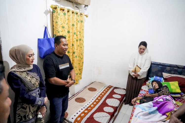 Tersentuh Kepedulian: Kapolda NTT dan Ketua Bhayangkari Daerah Jenguk Istri Anggota Brimob yang Sakit