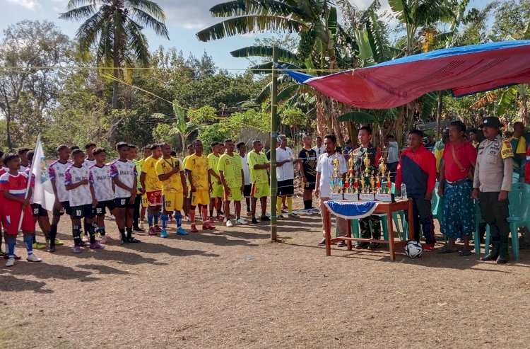 Hadir Pembukaan Turnamen Sepakbola Mini Sambut HUT RI ke 80, Bhabinkamtibmas Takirin Polres Belu Imbau Pemain Junjung Tinggi Sportivitas selama Pertandingan