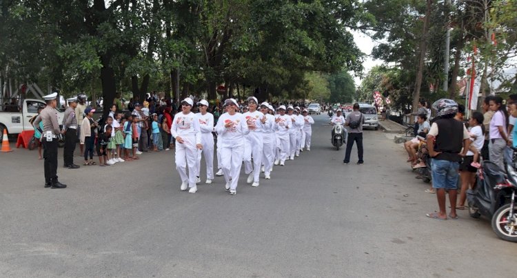 Ramai Dibanjiri Peserta dan Penonton, Gerak Jalan 8 KM Sambut HUT RI ke 80 Dijaga dan Dikawal Ketat Personel Polres Belu