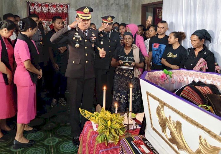 Wujud Belasungkawa,Kapolres Belu bersama Ketua Bhayangkari Melayat ke Rumah Duka Almarhum AIPDA Jose Leto