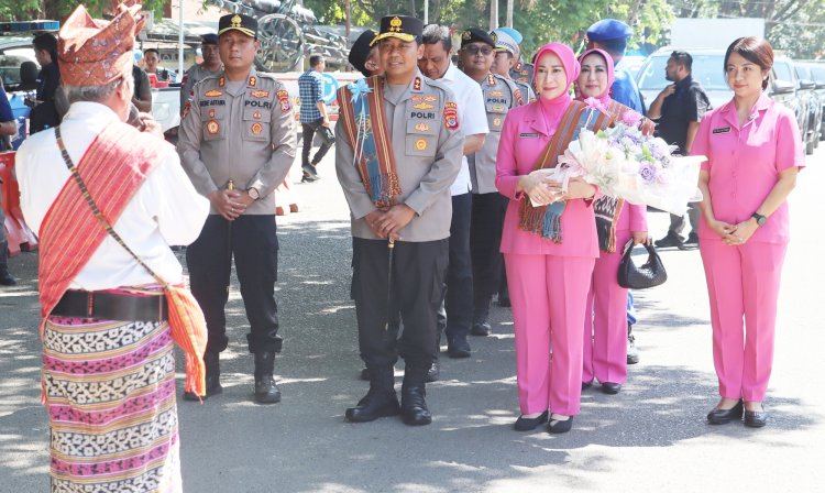Disambut dengan Sapaan Adat dan Tarian Likurai, Simak Agenda Kunjungan Kerja Perdana Kapolda NTT dan Ketua Bhayangkari Daerah NTT di Polres Belu