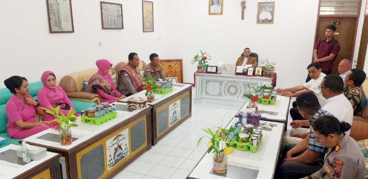 Harmonisasi Polri dan Tokoh Agama: Kapolda NTT bersama Ketua Bhayangkari Daerah NTT Lakukan Silaturahmi ke Uskup Atambua