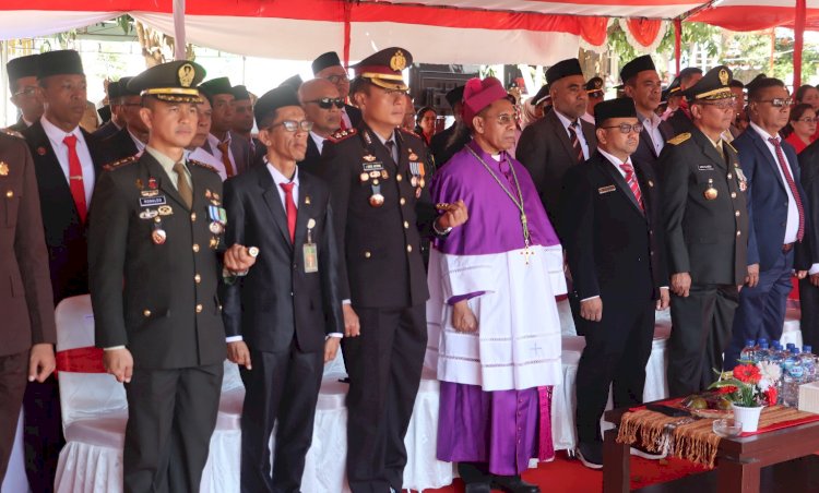 Kapolres Belu Didampingi Istri dan Pejabat Utama, Hadiri Upacara Detik-detik Proklamasi HUT Ke-80 RI di Tapal Batas