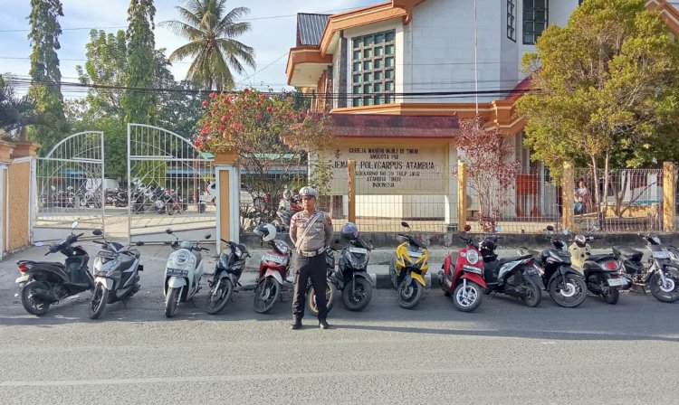 Rutinitas di Akhir Pekan, Satuan Lalu Lintas Polres Belu Atur Lalu Lintas di Gereja Saat Ibadah Minggu