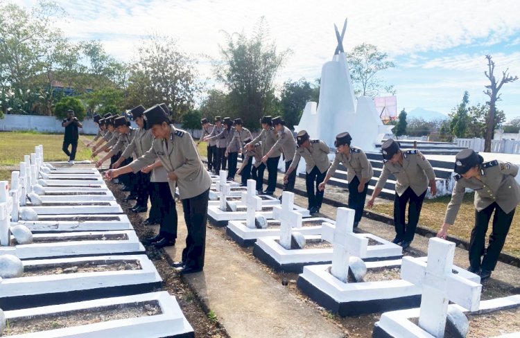 Wujud Penghormatan Terhadap Jasa Para Pahlawan, Srikandi Polwan Polres Belu Ziarah ke TMP Seroja Jelang Hari Jadi Polwan ke 77