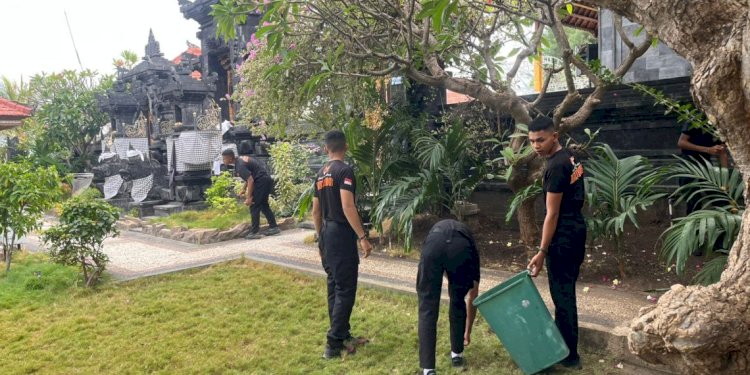 Polri Hadir di Rumah Ibadah: Brimob Polda NTT Gelar Aksi Bersih Masjid dan Pura
