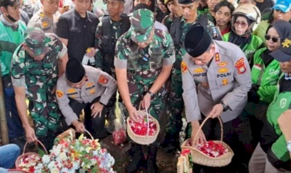 Kapolda Metro Tabur Bunga di Makam Affan Kurniawan