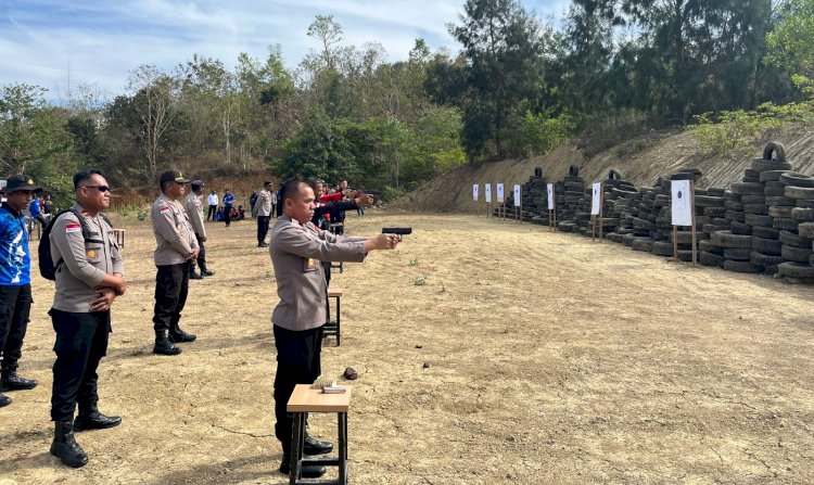 Asah Kemampuan dalam Menembak, Wakapolres Belu bersama Anggota Gelar Latihan Menembak Berkala di Mako Brimob Kompi 1 Yon A Pelopor
