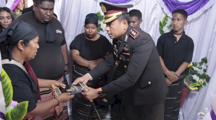 Wujud Belasungkawa,Kapolres Belu Melayat ke Rumah Duka Almarhum AIPDA Ernesto Da Costa Miguel