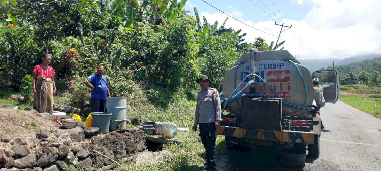 Polres Nagekeo-Polda NTT Distribusikan Air Bersih Bagi Warga Terdampak Banjir di Kecamatan Mauponggo
