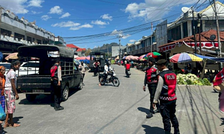 Sambil Urai Kemacetan, Tim Perintis Polres Belu Tidak Bosan Ajak Masyarakat Pasar Baru Lapor Polisi Bila Temukan Premanisme