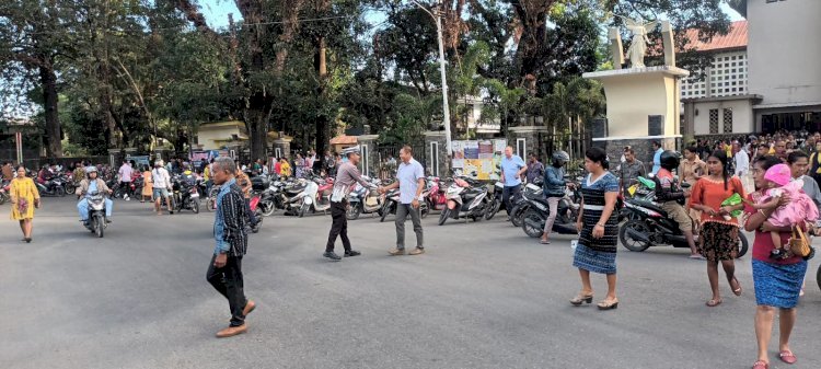 Rutin Atur Lalu Lintas di Gereja, Upaya Sat Lantas Polres Belu Cegah Kemacetan dan Laka Lantas saat Ibadah Minggu