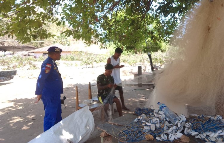 Alat Keselamatan Wajib Dibawa saat Melaut, Imbau Personel Sat Polairud Polres Belu saat Temui Nelayan di Pesisir Pantai Berluli