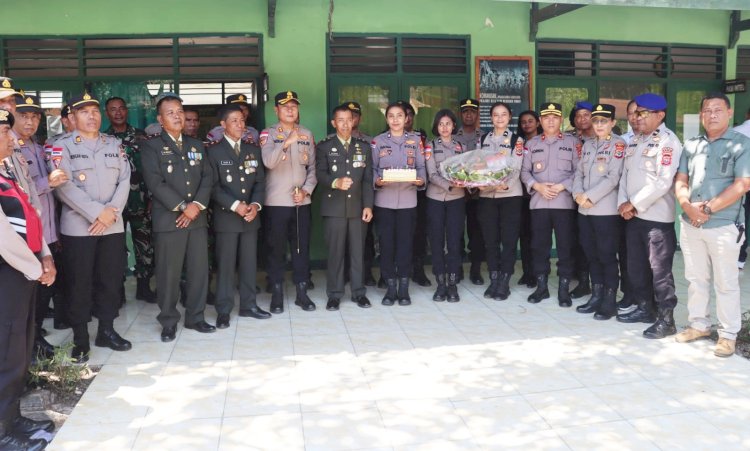 Pupuk Terus Sinergitas di Tapal Batas, Kapolres Belu Didampingi Wakapolres dan PJU Datangi Sejumlah Markas TNI Beri Kejutan di HUT TNI ke 80