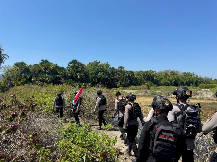 Turjawali Samapta Polres Belu bersama Pos Motaain dan Brimob Gelar Patroli Jalan Kaki, Jamin Keamanan di Perbatasan RI-Timor Leste