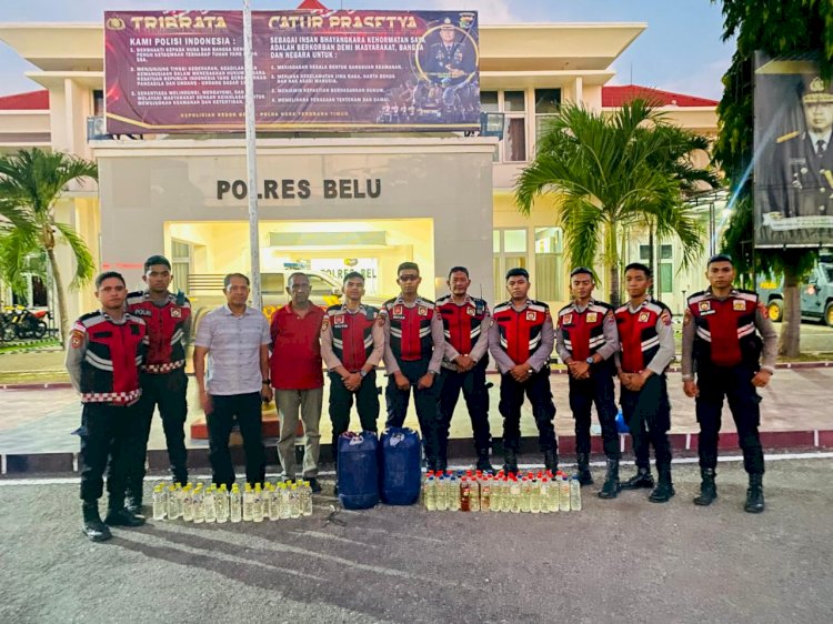 Basmi Penyakit Masyarakat Lewat KRYD, Personel Gabungan Polres Belu Amankan Ratusan Liter Miras Tradisional di Wilayah Pasar Baru