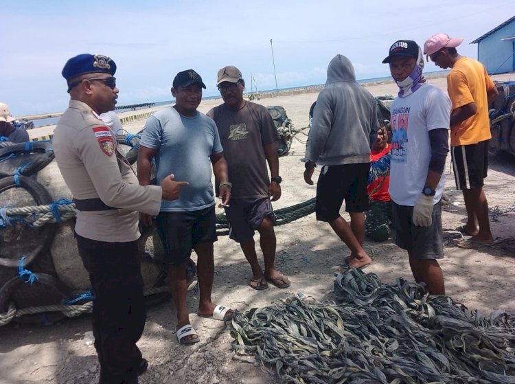 Patroli di Pesisir Pantai, Personel Sat Polairud Polres Belu Imbau Nelayan Waspada dan Urungkan Melaut Saat Cuaca Buruk