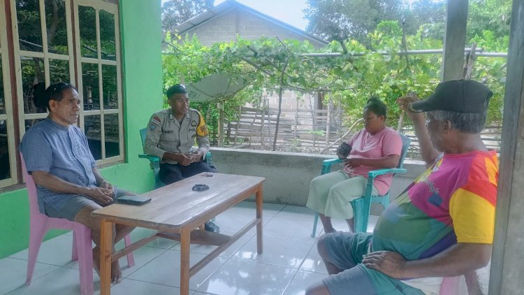Duduk Bersama Bahas Soal Kamtibmas, Bhabinkamtibmas Tulakadi Polres Belu Ajak Warga Jaga Kamtibmas dan Waspadai Bencana Alam