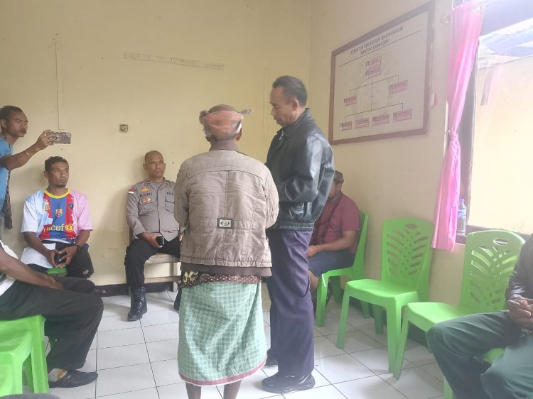 Bersama Ketua Suku dan Tokoh Masyarakat, Polsek Lamaknen Polres Belu Mediasi Kasus Perzinahan