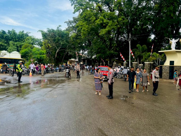 Ibadah Minggu Jelang Natal 2025, Personel Ops Lilin Polres Belu Turun ke Gereja Beri Keamanan dan Kenyamanan Umat saat Beribadah