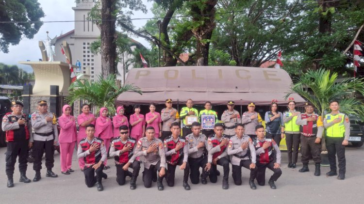 Tinjau Pos Pam, Pos Yan dan Pos Terpadu Lilin Turangga 2025, Kapolres Belu Bersama Ketua Bhayangkari Bagikan Parsel kepada Personel Pengamanan Nataru