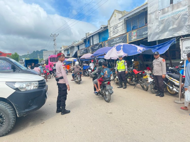 Cegah Gangguan Kamtibms dan Laka Lantas, Personel Pos Pelayanan Lilin 2025 Polres Belu Rutin Atur Lalu Lintas dan Patroli