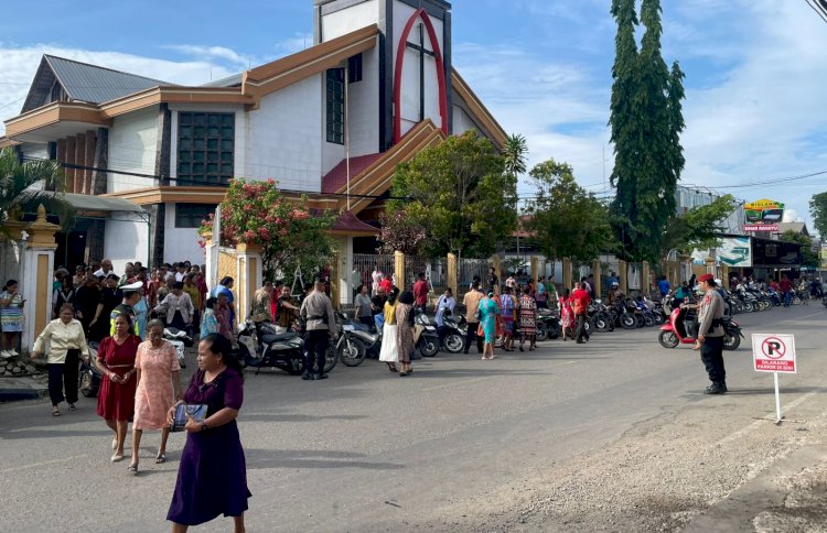 Ibadah Minggu Pasca Natal, Personel Ops Lilin 2025 Polres Belu Turun ke Gereja Beri Keamanan dan Kenyamanan Umat saat Beribadah