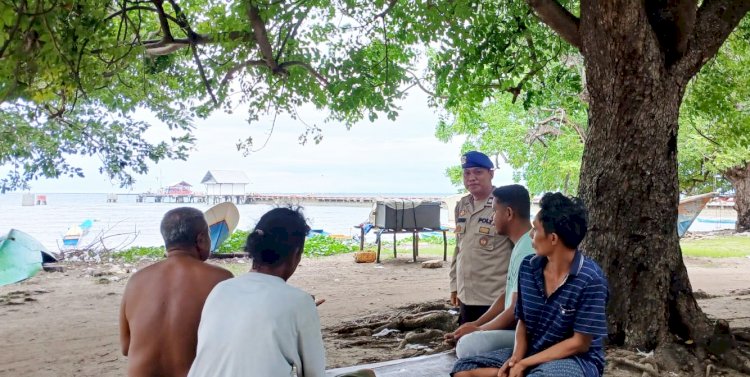 Sambang di Dermaga Atapupu, Personel Sat Polairud Polres Belu Imbau Nelayan Urungkan Niat Melaut Bila Cuaca sedang Buruk