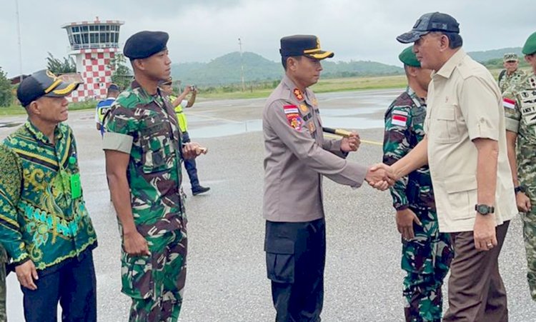 Sambut di Bandara, Kapolres Belu Dampingi Menhan RI Tinjau Fakultas Vokasi Logistik Militer Unhan RI