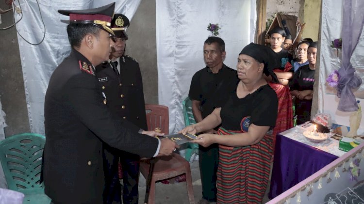Wujud Belasungkawa,Kapolres Belu, AKBP I Gede Eka Putra Astawa Melayat ke Rumah Duka Almarhum AIPTU Antoni Pereira